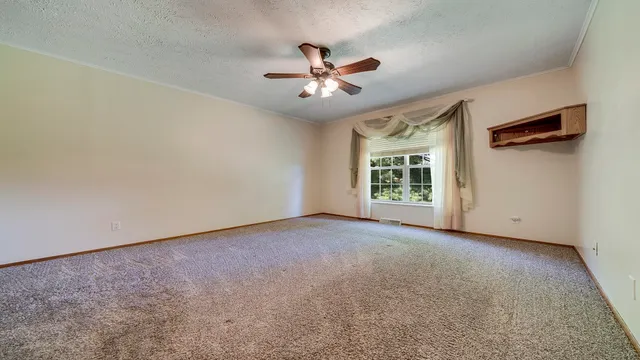 a view of livingroom with furniture and ceiling fan
