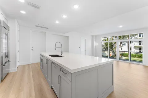 $1,250,000 | 176-184 Lake Drive, Unit 4102, Palm Beach Shores, FL 33404