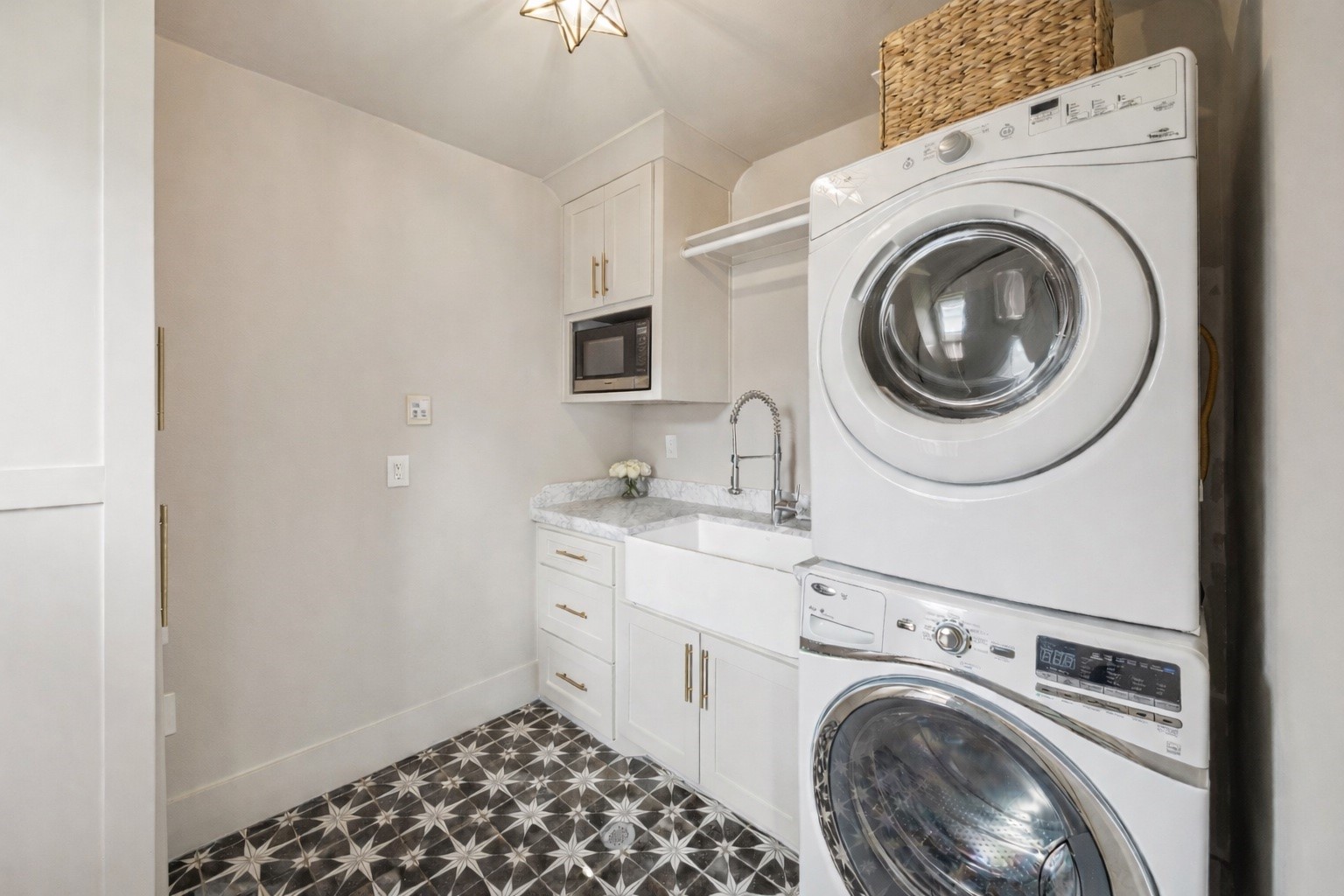 823 Sledge Street Houston, TX 77009 - Photo 20 of 24 a utility room with dryer and washer