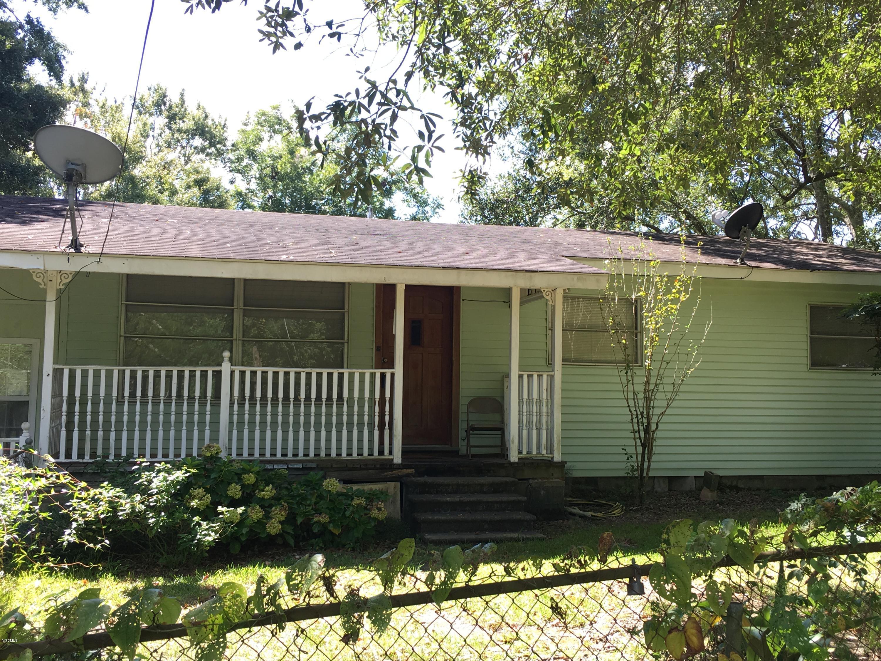 4239 Walter Street Moss Point, MS 39563 - Photo 2 of 16 3
