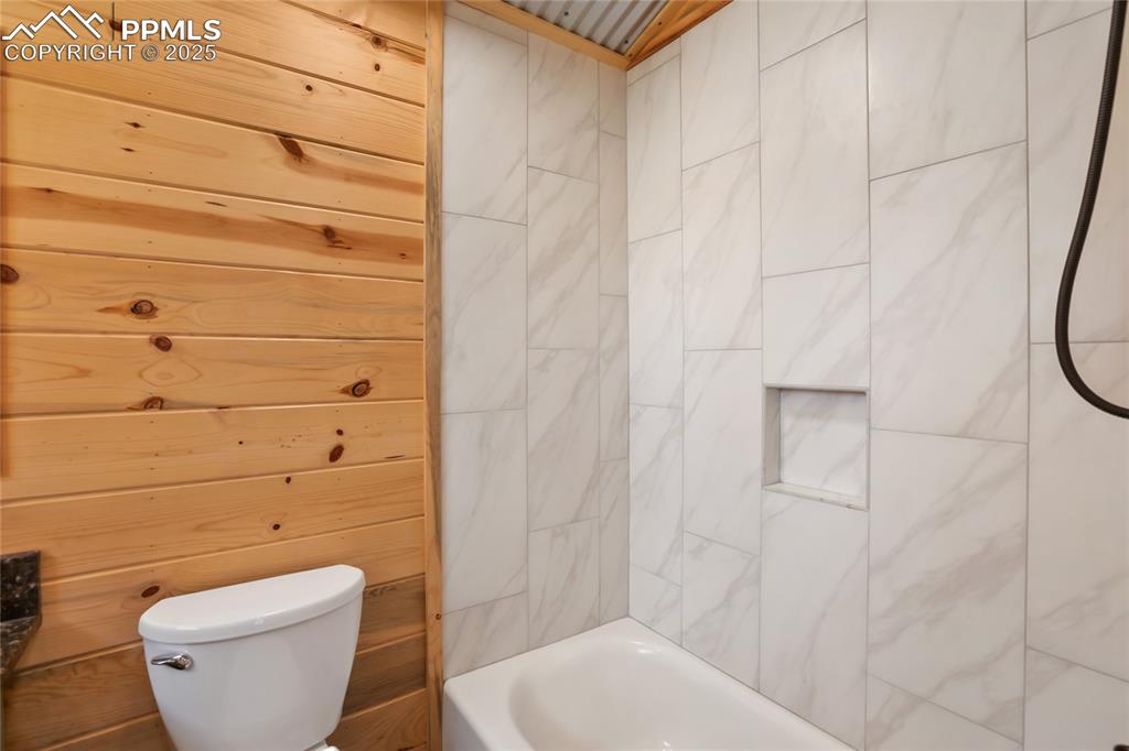 621 Yorktown Road Cripple Creek, CO 80813 - Photo 20 of 29 Upstairs Full bathroom featuring toilet, tile bathing tub / shower combination