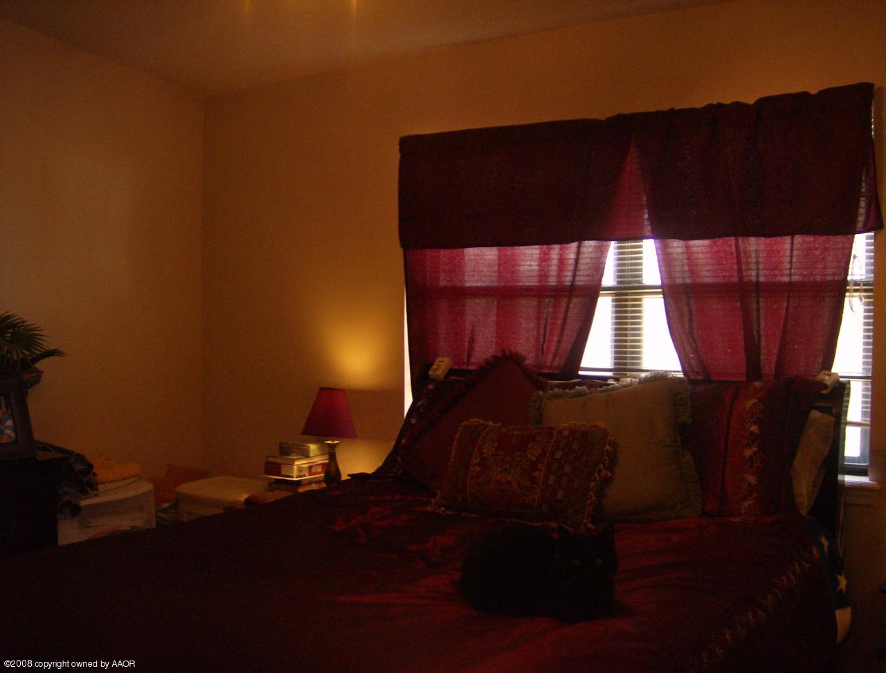 6906 Devonshire Road Amarillo, TX 79109 - Photo 12 of 14 Master bedroom