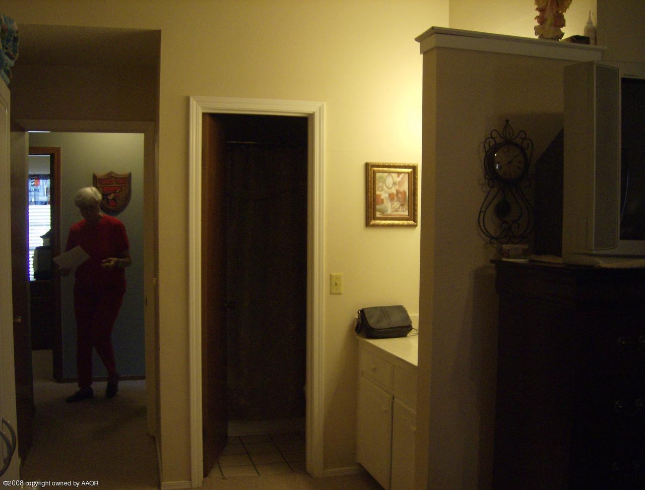 6906 Devonshire Road Amarillo, TX 79109 - Photo 13 of 14 Master bathroom