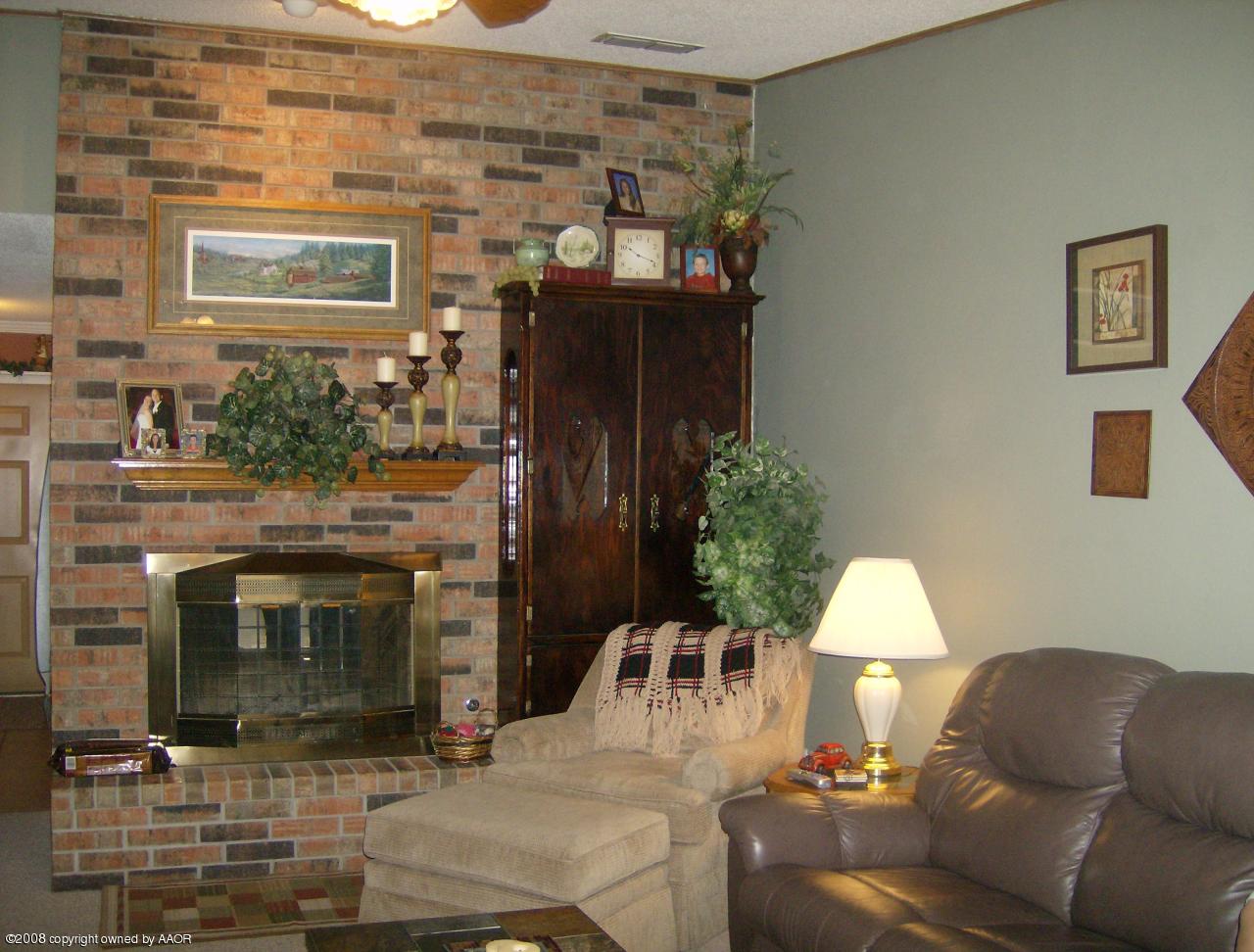 6906 Devonshire Road Amarillo, TX 79109 - Photo 4 of 14 Living room