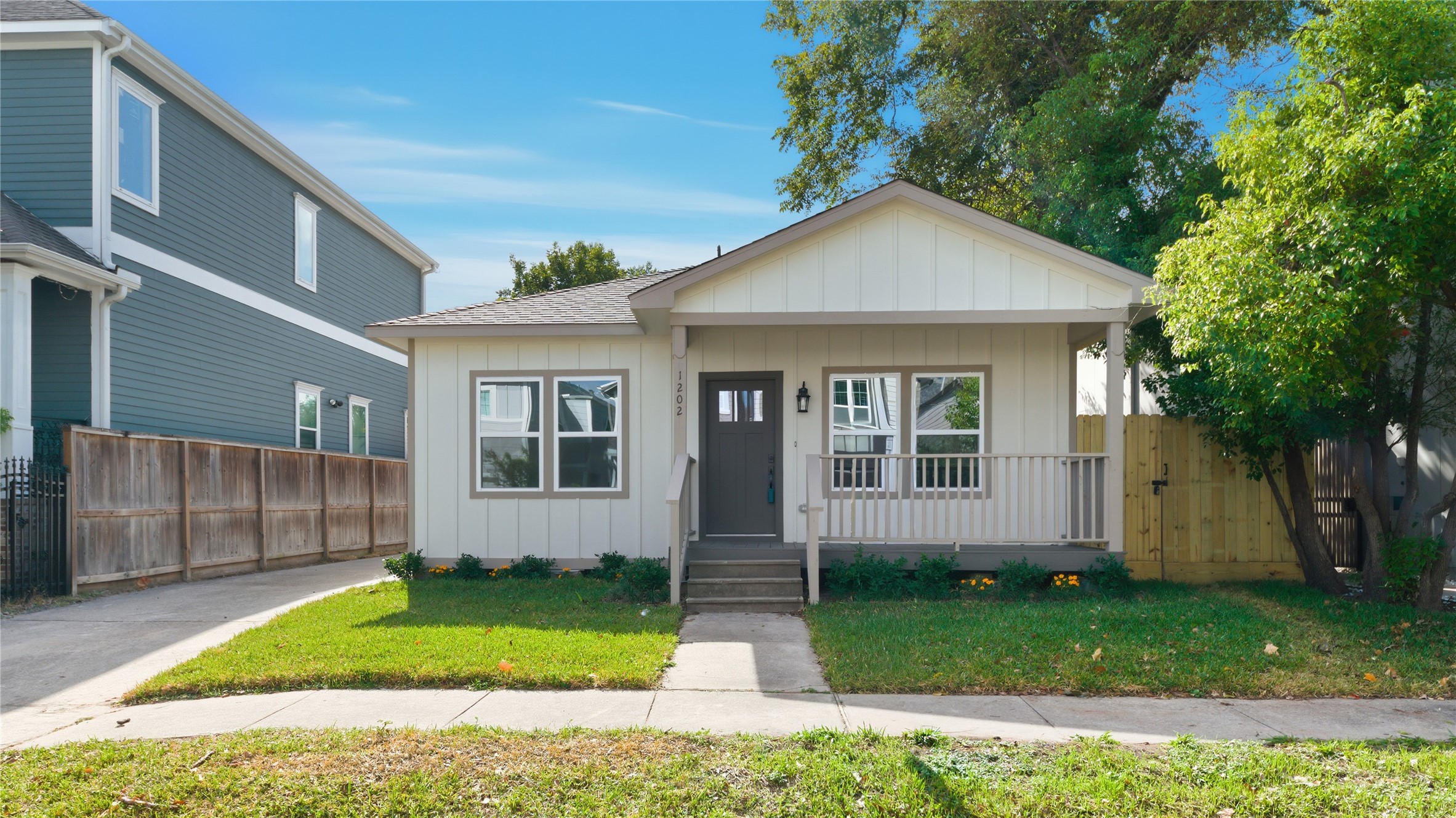 1202 Aurora Street Houston, TX 77009 - Photo 2 of 37 front view of a house and a yard