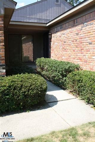 1809 Thomas Court, Unit 218 Rochester, MI 48309 - Photo 1 of 17 31111363.JPG