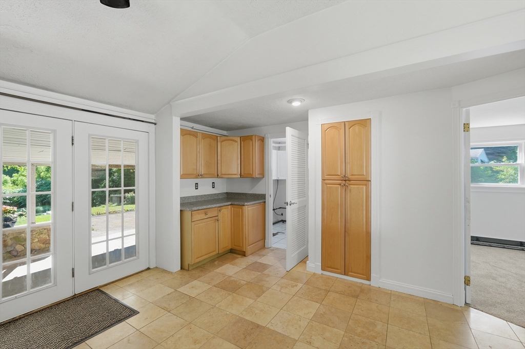 251 Shady Brook Lane Springfield, MA 01118 - Photo 6 of 32