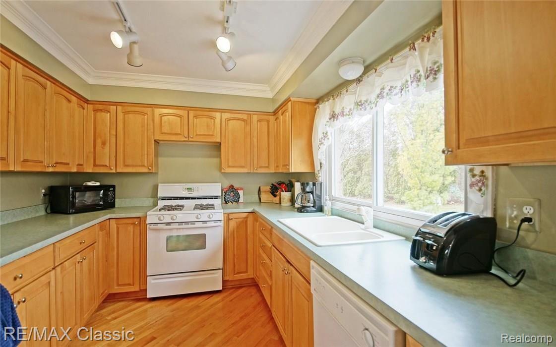 46430 Strathmore Road Plymouth, MI 48170 - Photo 17 of 30 17.jpg