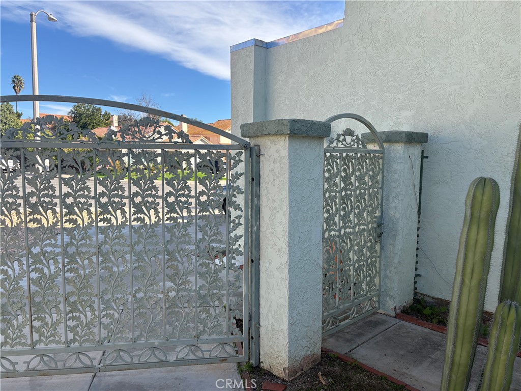 40135 Festival Road Murrieta, CA 92562 - Photo 4 of 35 a bathroom with a shower
