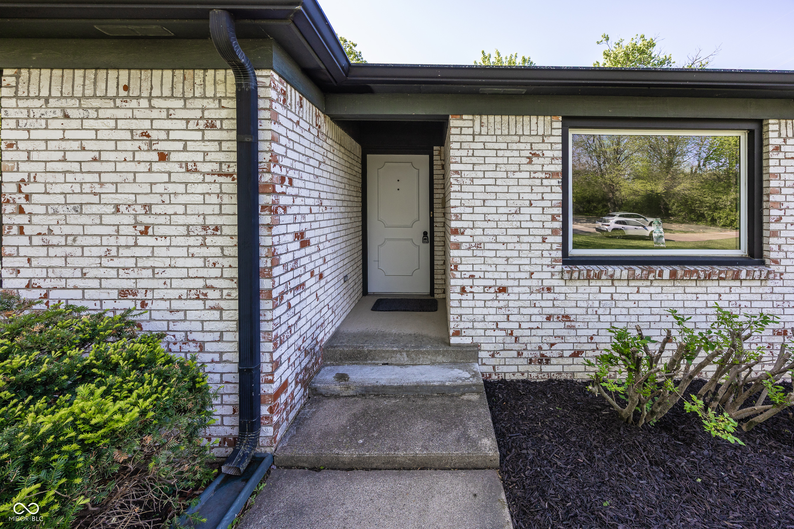 8021 Guion Road Indianapolis, IN 46268 - Photo 2 of 26