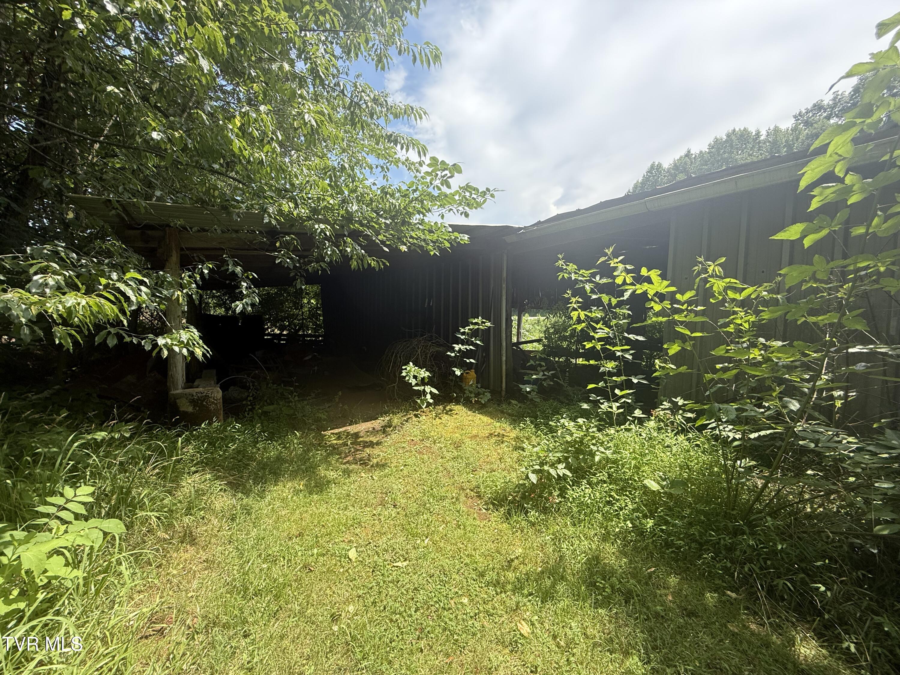 391 Emmett Road Bristol, TN 37620 - Photo 11 of 23 11