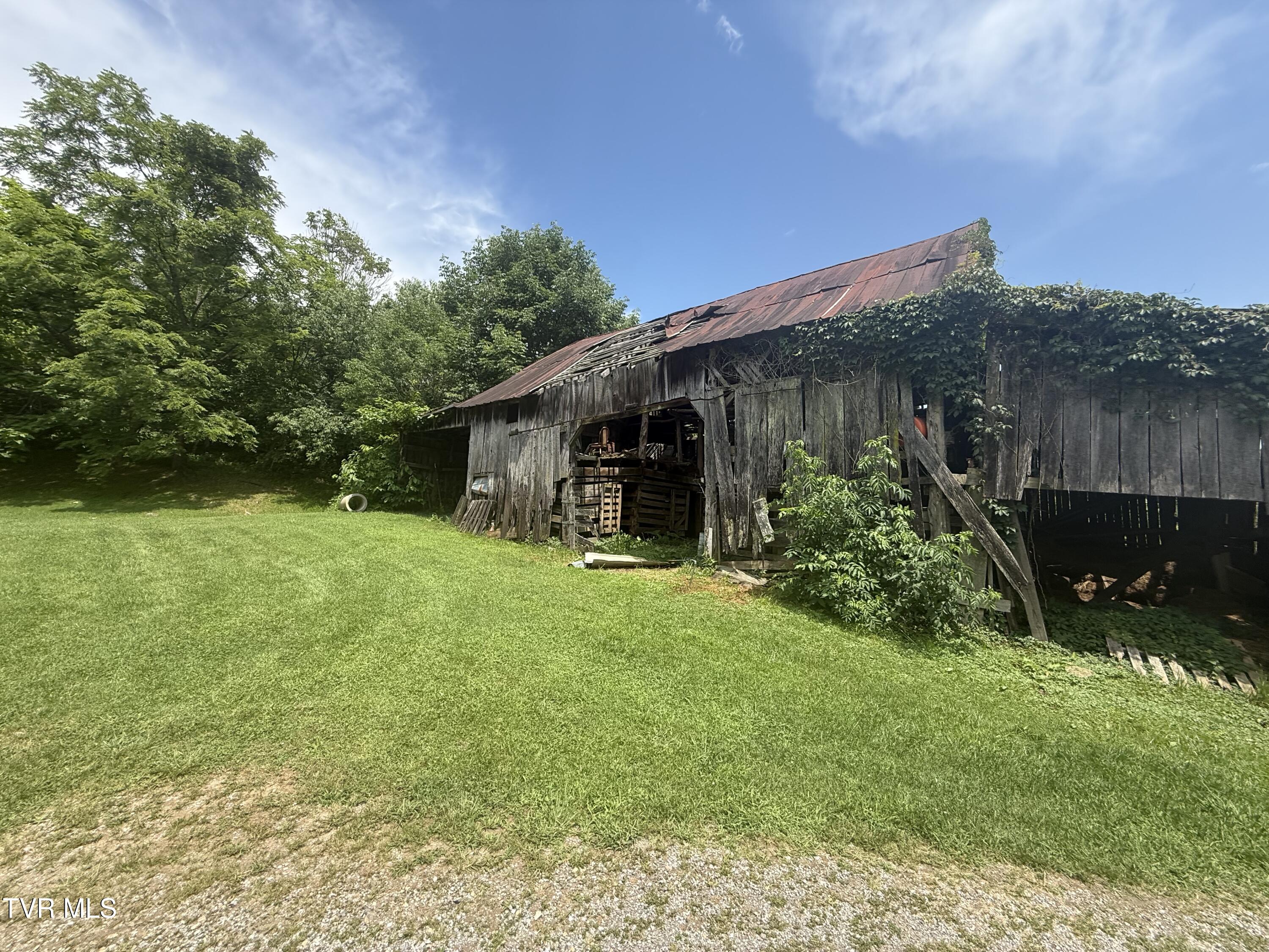 391 Emmett Road Bristol, TN 37620 - Photo 12 of 23 12