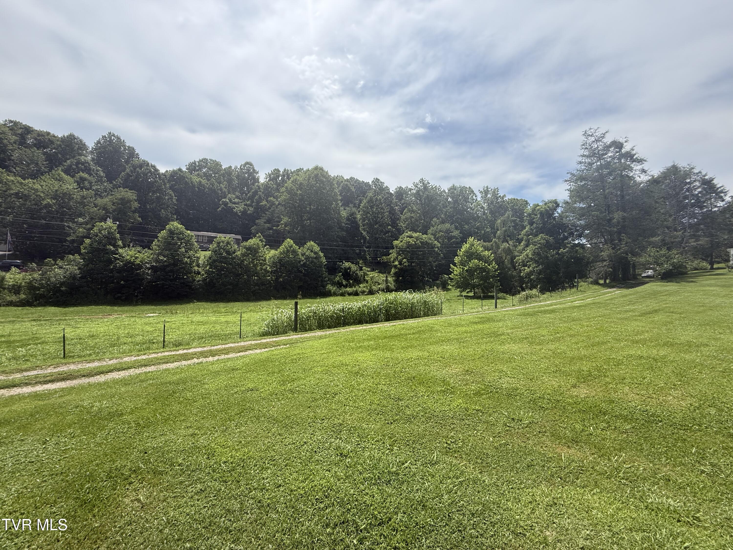 391 Emmett Road Bristol, TN 37620 - Photo 13 of 23 13