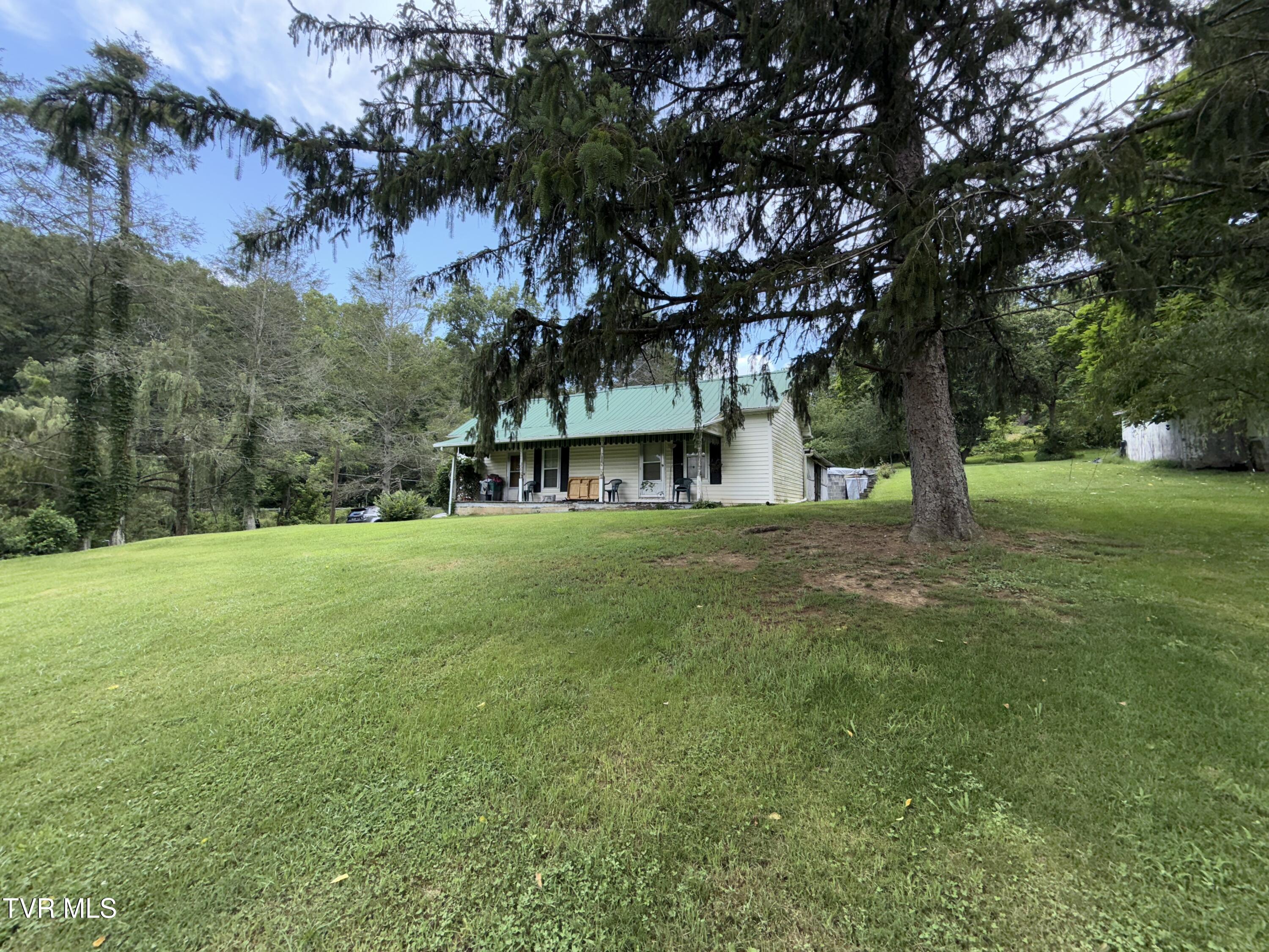 391 Emmett Road Bristol, TN 37620 - Photo 3 of 23 1