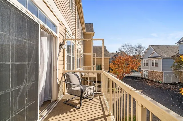 $320,000 | 7615 West 158th Terrace, Overland Park, KS 66223