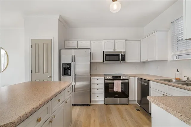 $320,000 | 7615 West 158th Terrace, Overland Park, KS 66223