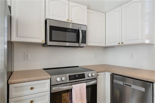 $320,000 | 7615 West 158th Terrace, Overland Park, KS 66223