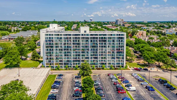 $2,000 | 2005 South Finley Road, Unit 704, Lombard, IL 60148