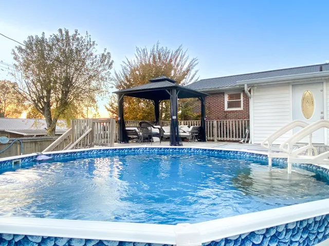 a view of a house with backyard and garden