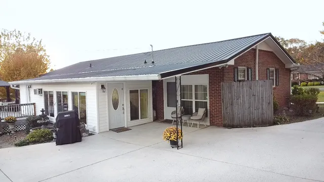 a view of a backyard