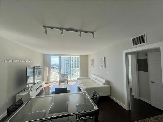 $3,200 | 1155 Brickell Bay Drive, Unit 1607, Miami, FL 33131