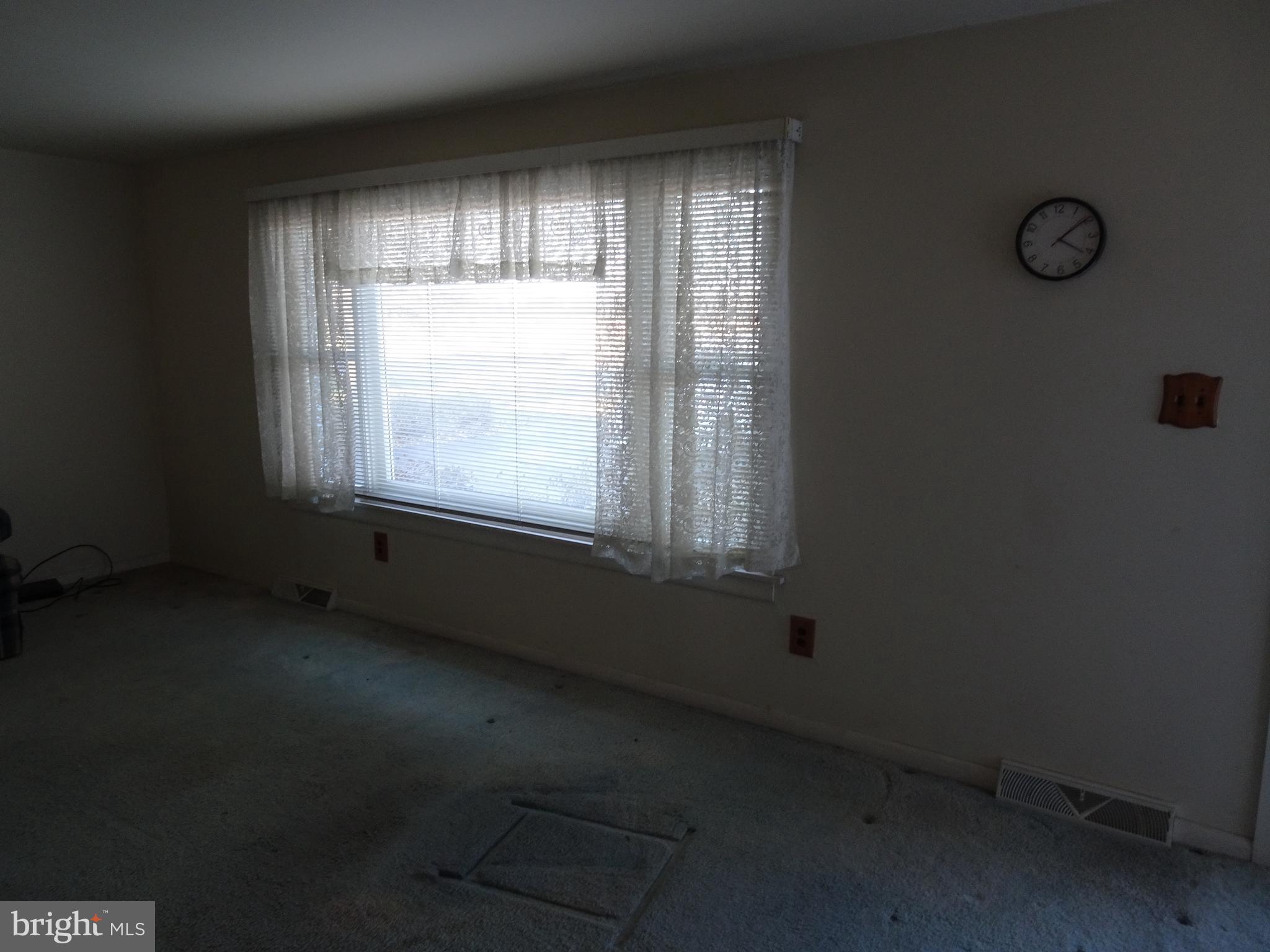 12672 Oakland Road Ridgely, MD 21660 - Photo 3 of 38 Living Room