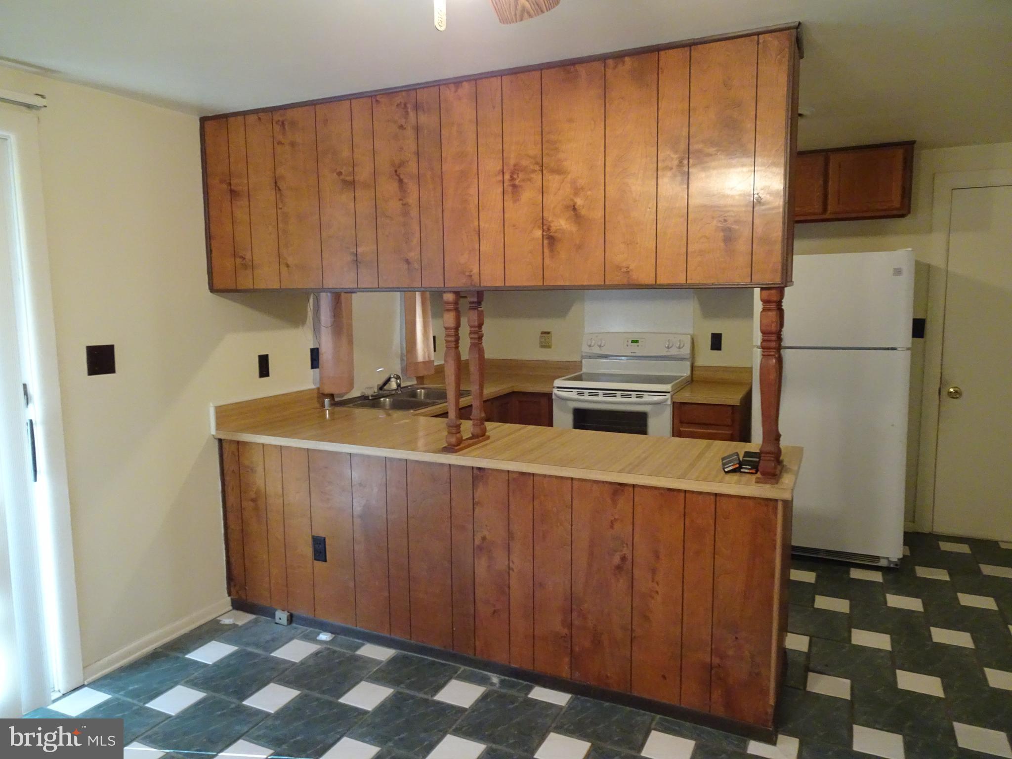 12672 Oakland Road Ridgely, MD 21660 - Photo 5 of 38 Kitchen with bar.