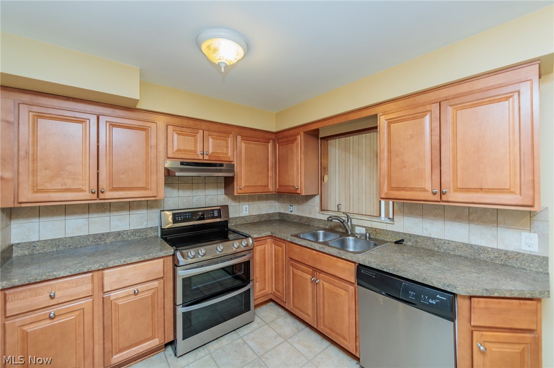 1376 South Green Road Cleveland, OH 44121 - Photo 7 of 33