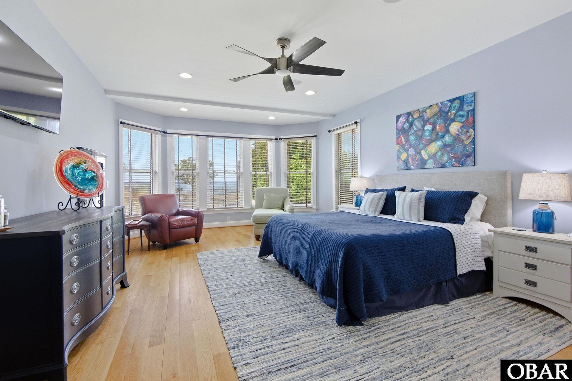 1044 Martins Point Road, Unit 11 Kitty Hawk, NC 27949 - Photo 20 of 50 Expansive Primary Suite