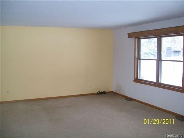 5442 Pingree Road Howell, MI 48843 - Photo 5 of 7 1-29-11 014