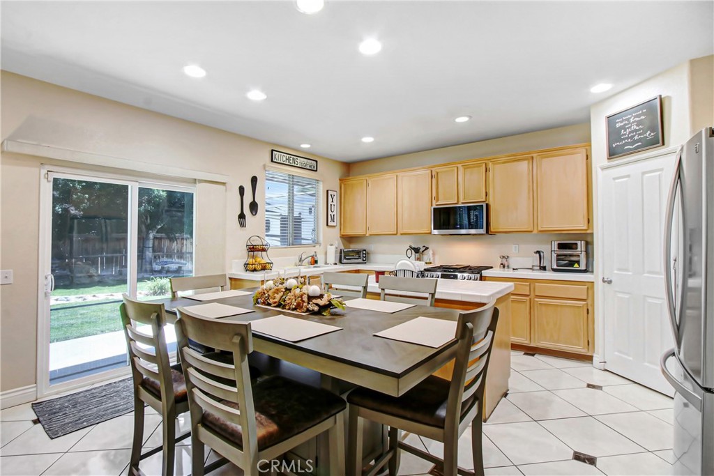 14571 Hummingbird Road Victorville, CA 92394 - Photo 9 of 42 Enhanced Kitchen Appliances