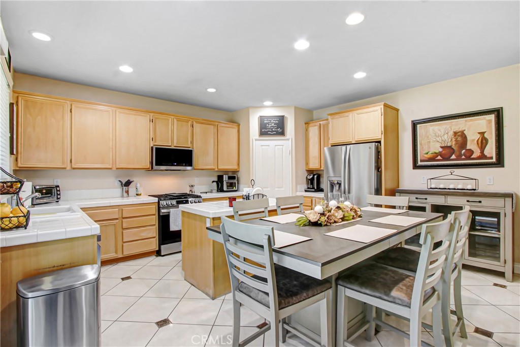 14571 Hummingbird Road Victorville, CA 92394 - Photo 10 of 42 Enhanced Kitchen Appliances