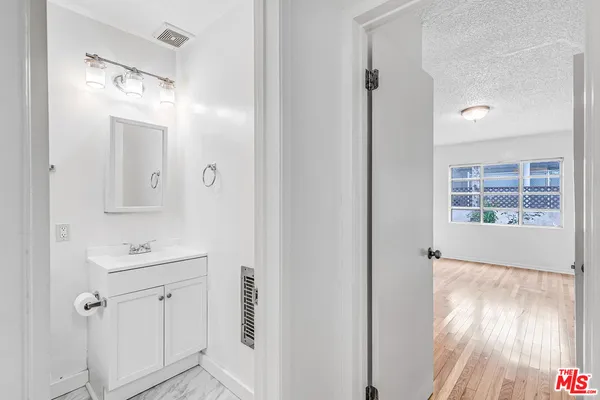 $1,995 | 1342 Yale Street, Unit B, Santa Monica, CA 90404
