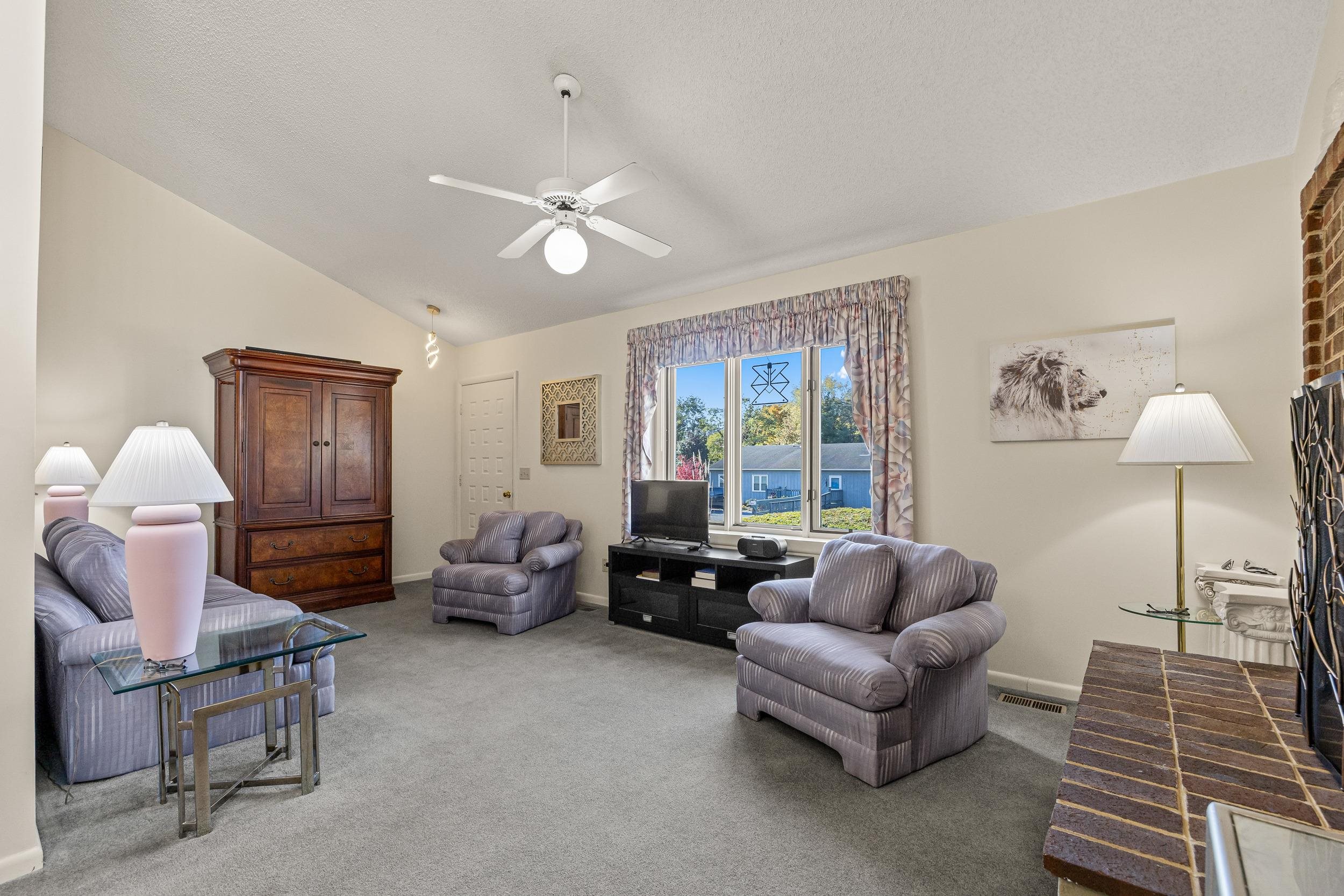 1093 Rosedale Drive Harrisonburg, VA 22801 - Photo 9 of 41 a living room with furniture