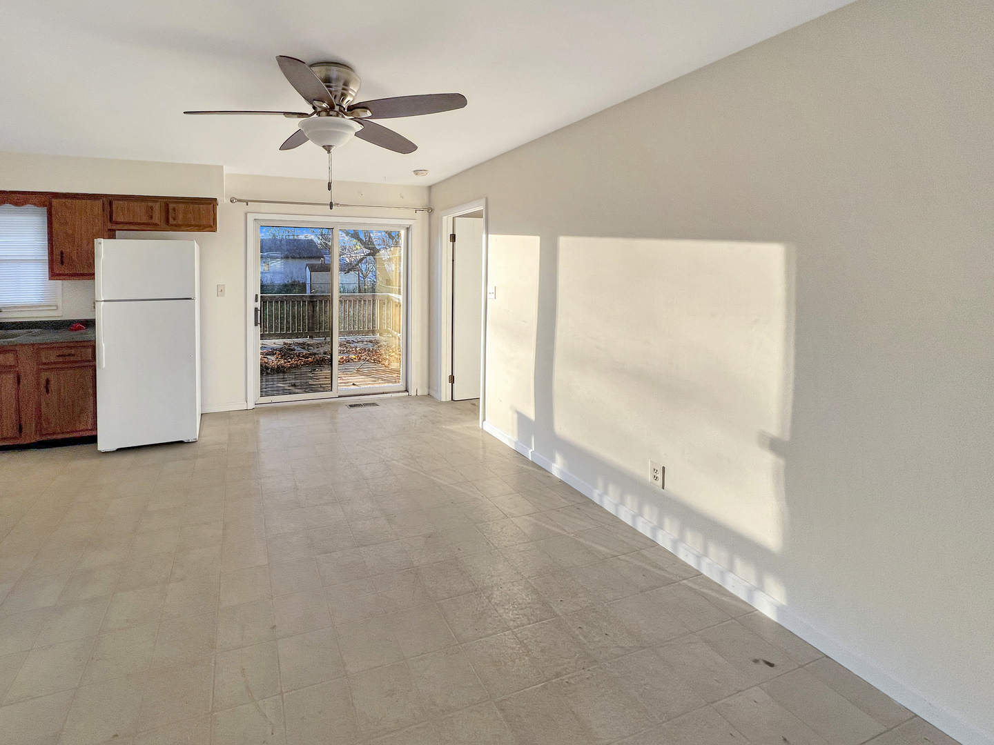 1815 Beach Road McHenry, IL 60050 - Photo 4 of 12 a view of a livingroom with a ceiling fan