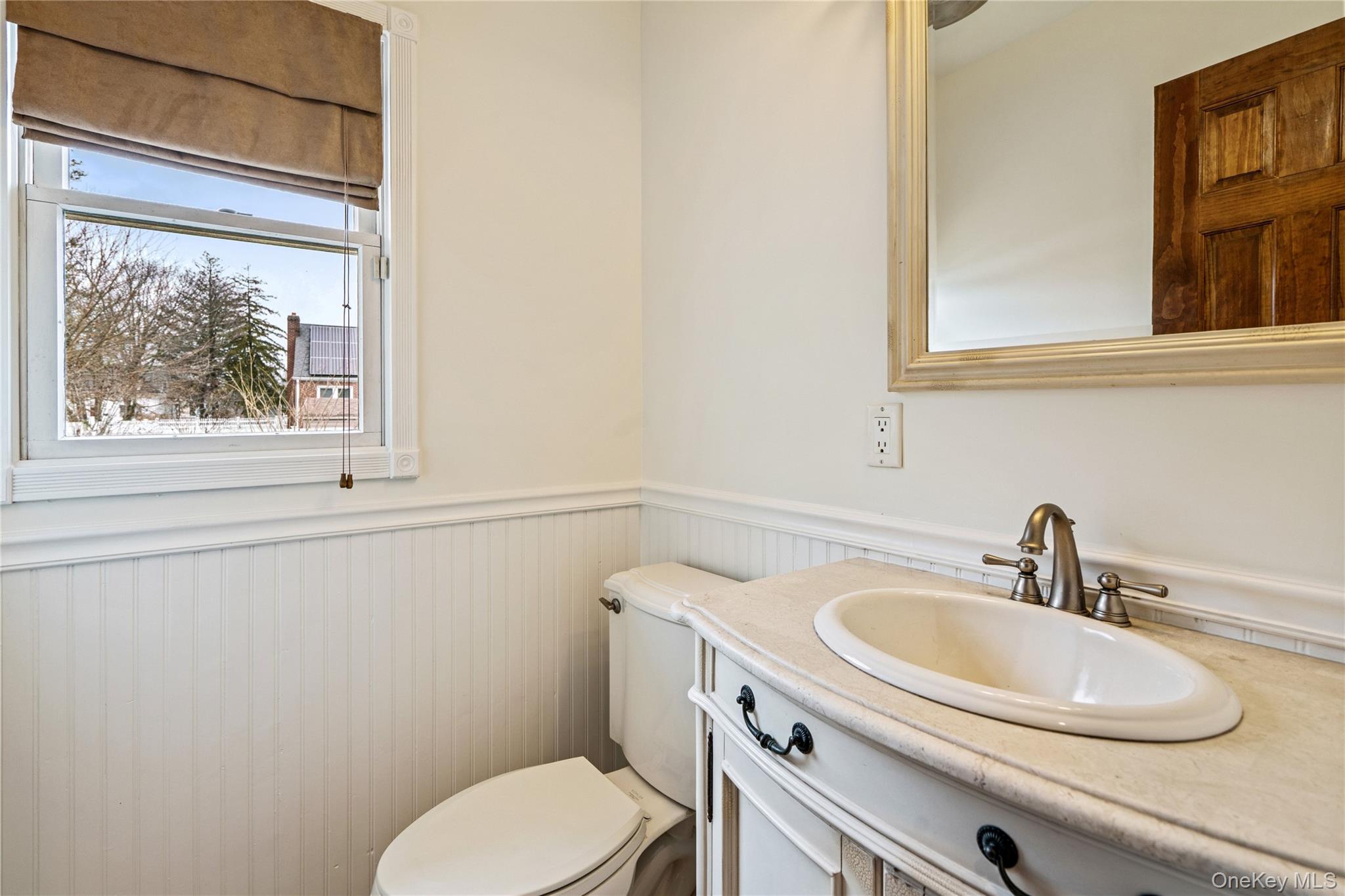 303 Sherbrooke Road Lindenhurst, NY 11757 - Photo 17 of 38