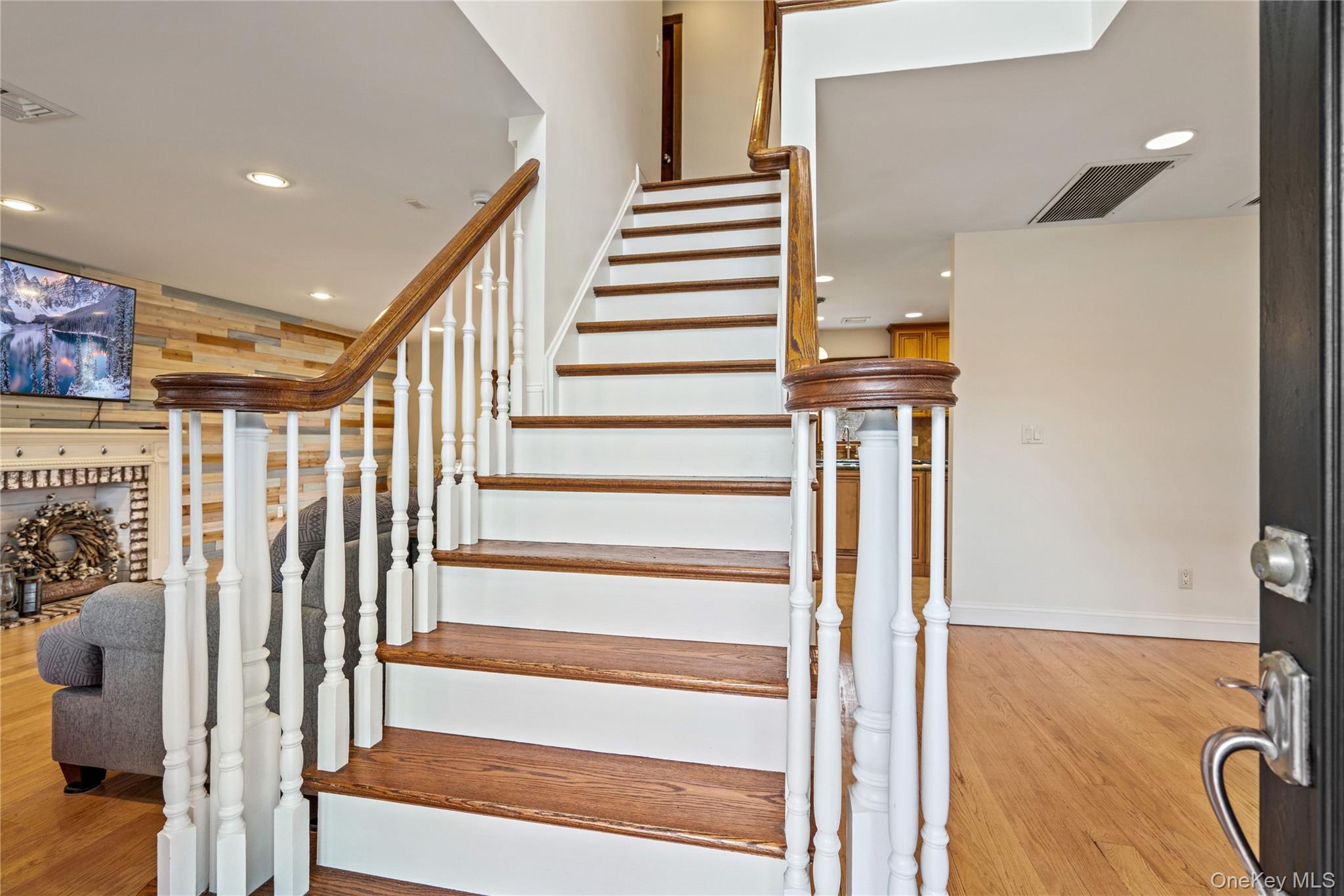 303 Sherbrooke Road Lindenhurst, NY 11757 - Photo 4 of 38