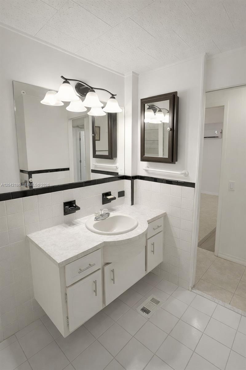 2260 Southwest 85th Way Davie, FL 33324 - Photo 11 of 37