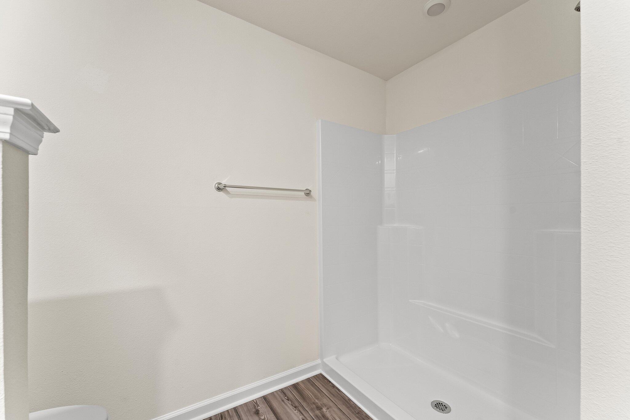 794 Riverwalk Circle Freeport, FL 32439 - Photo 27 of 31 a bathroom with a bathtub