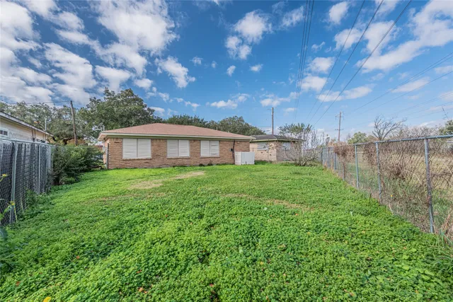 a view of a house with backyard and garden
