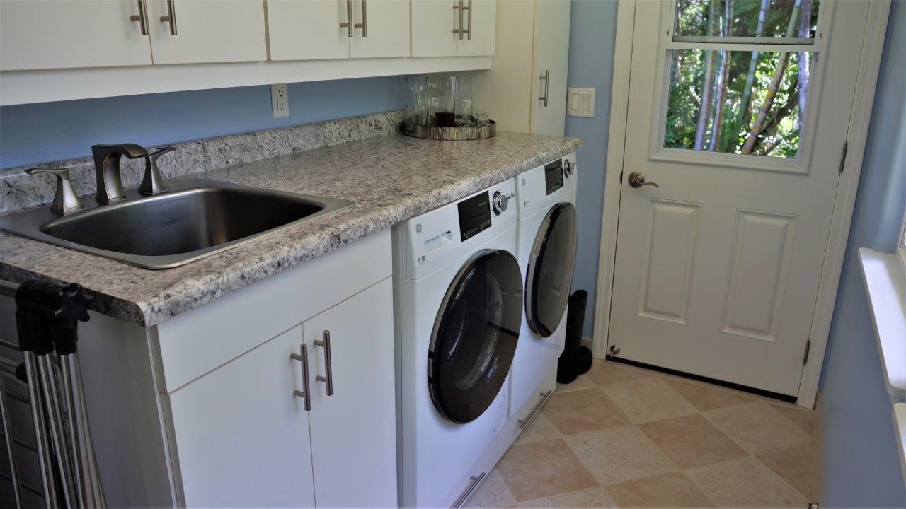 47 Hale Lio Place Haiku, HI 96708 - Photo 19 of 25 a utility room with dryer and washer