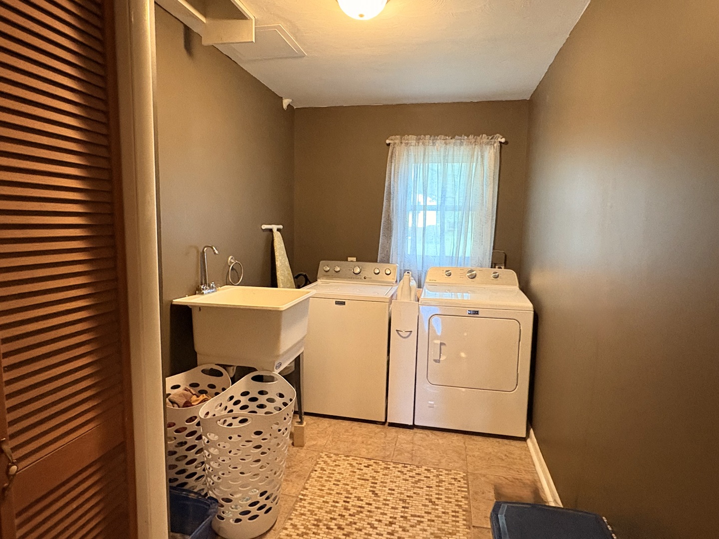 320 South Main Street Creston, IL 61068 - Photo 14 of 34 a utility room with dryer and washer