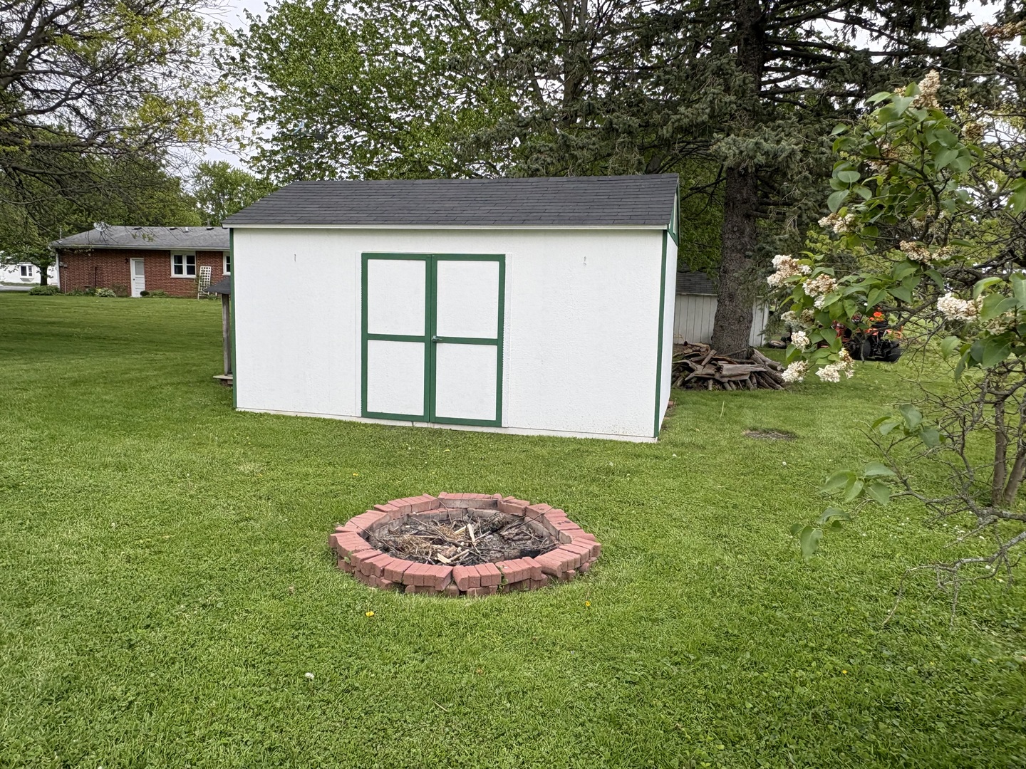 320 South Main Street Creston, IL 61068 - Photo 33 of 34 a view of a backyard with a garden
