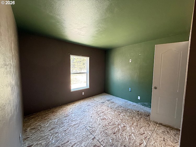 16125 Hawks Lair Road La Pine, OR 97739 - Photo 23 of 35 an empty room with windows and closet