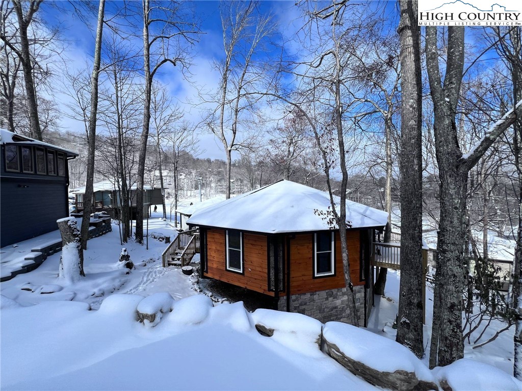 a view of a dinning table and chairs in the patio