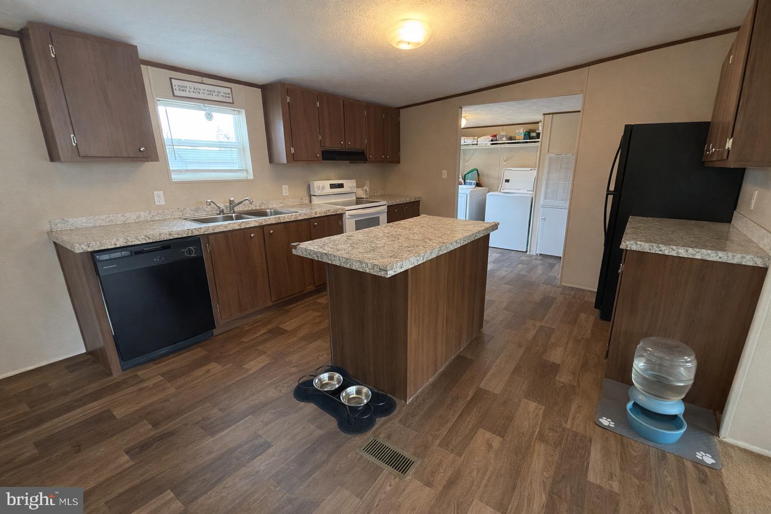 21991 Conrail Road Seaford, DE 19973 - Photo 11 of 21 Kitchen with side Laundry and Pantry
