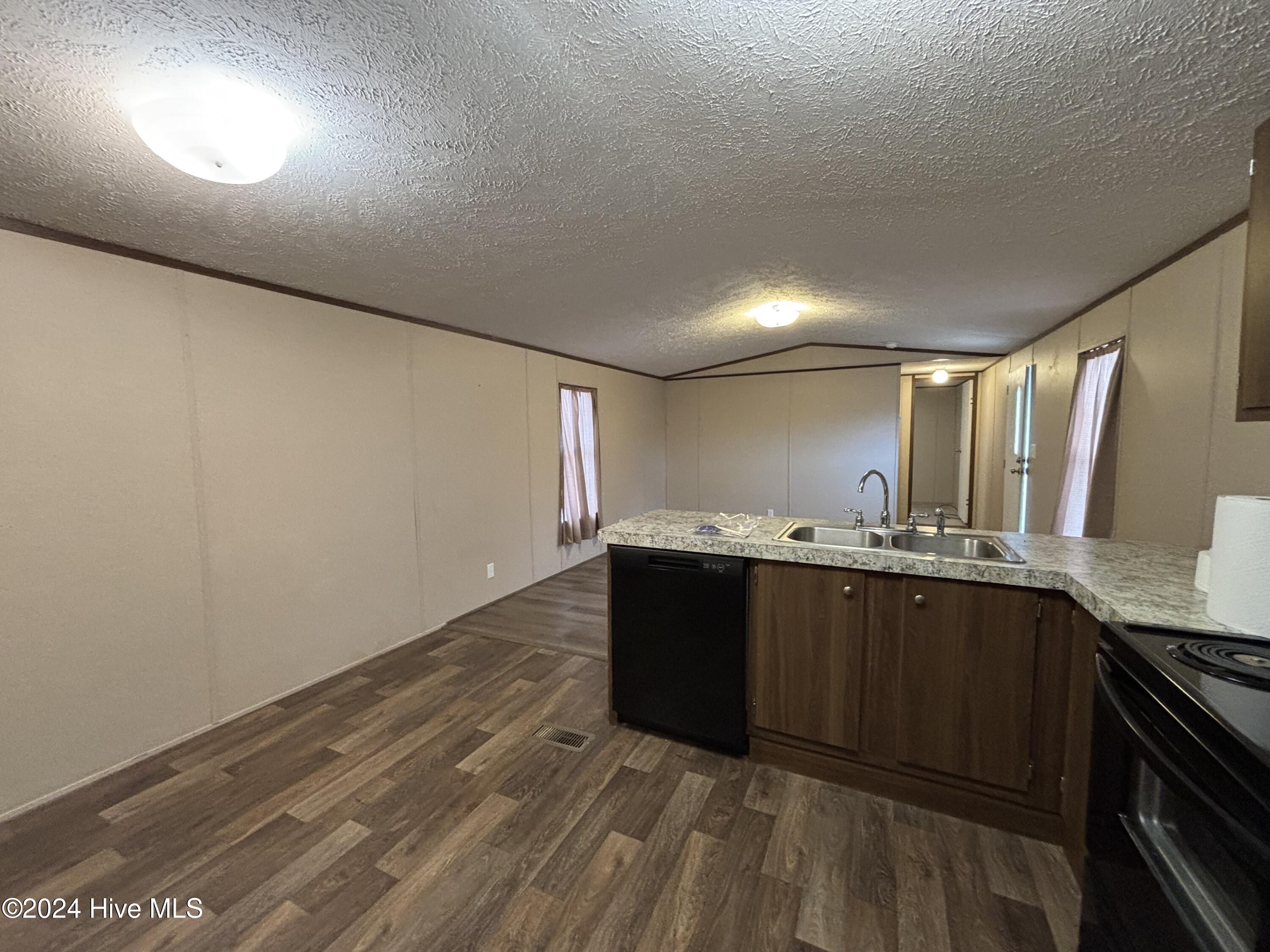 109 North Queens Street Hubert, NC 28539 - Photo 4 of 20 IMG_2572