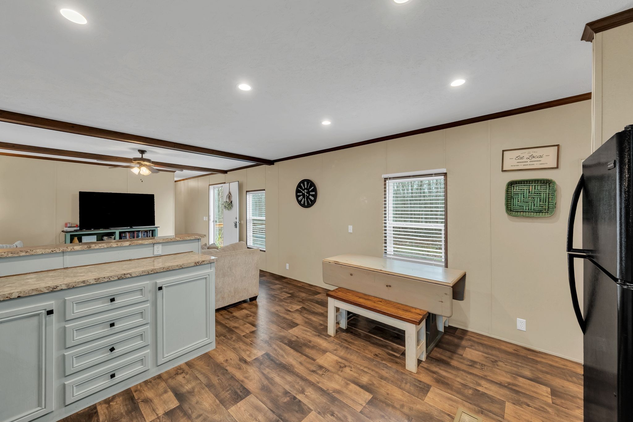 6126 Calvin Potts Road Primm Springs, TN 38476 - Photo 11 of 22 a living room with furniture and a flat screen tv