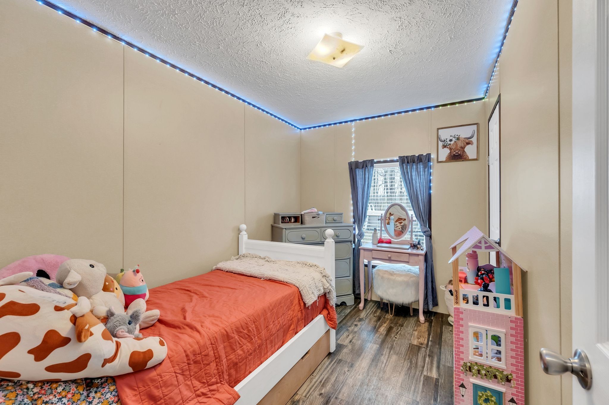 6126 Calvin Potts Road Primm Springs, TN 38476 - Photo 12 of 22 a bedroom with a bed and a window