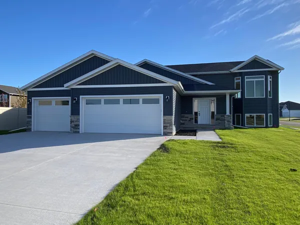 $499,900 | 7494 Eagle Point Drive South, Fargo, ND 58104